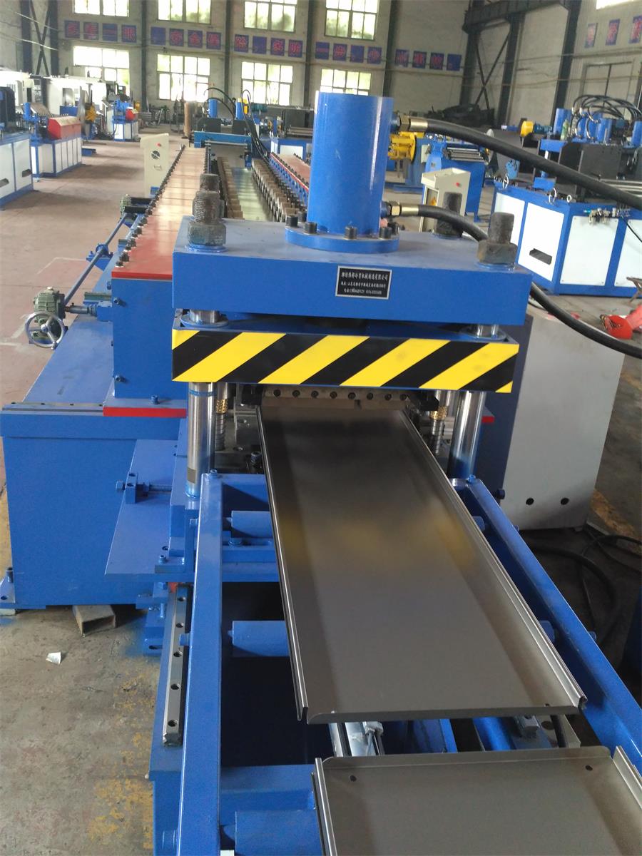 超市貨架層板生產(chǎn)線的特點及超市貨架的擺放 超市貨架層板生產(chǎn)線的特點及超市貨架的擺放