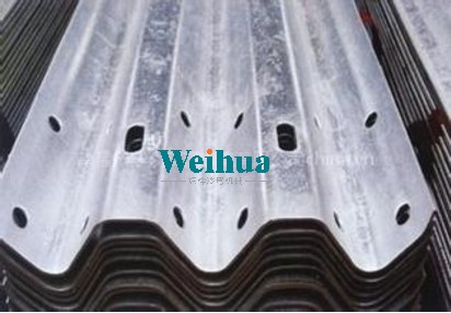 公路護欄板生產(chǎn)設(shè)備生產(chǎn)線 三波護欄板.jpg